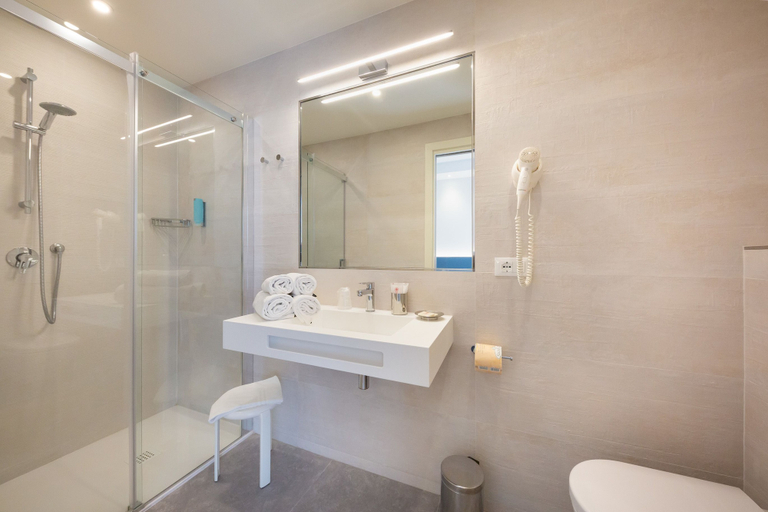 Bathroom 4, Hotel Ariston, Venezia