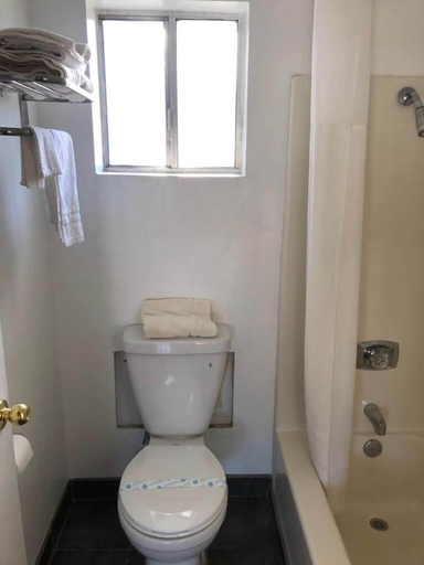 Bathroom 3, Kelseyville Motel, Lake
