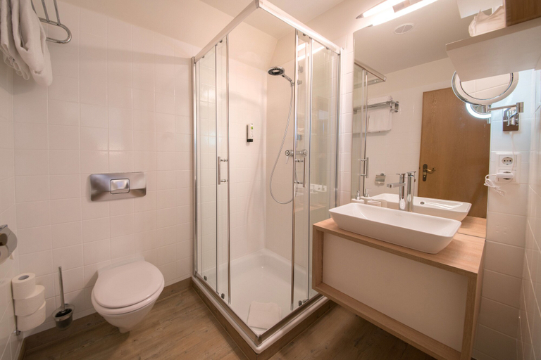 Bathroom 4, Hotel Der Salzburger Hof, Salzburg