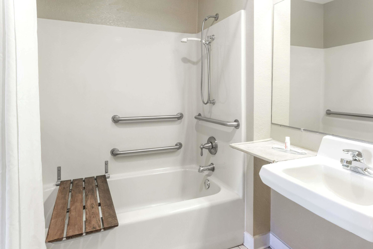Bathroom 4, Super 8 by Wyndham Ashburn, Turner