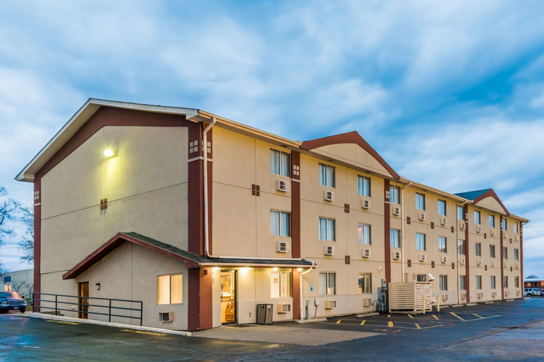 Super 8 by Wyndham Bloomington, McLean