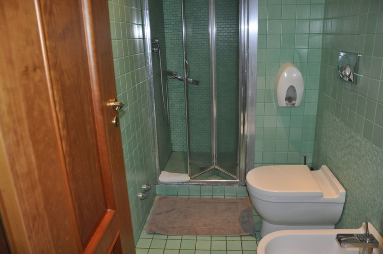 Bathroom 4, De Curtis Palace, Catania