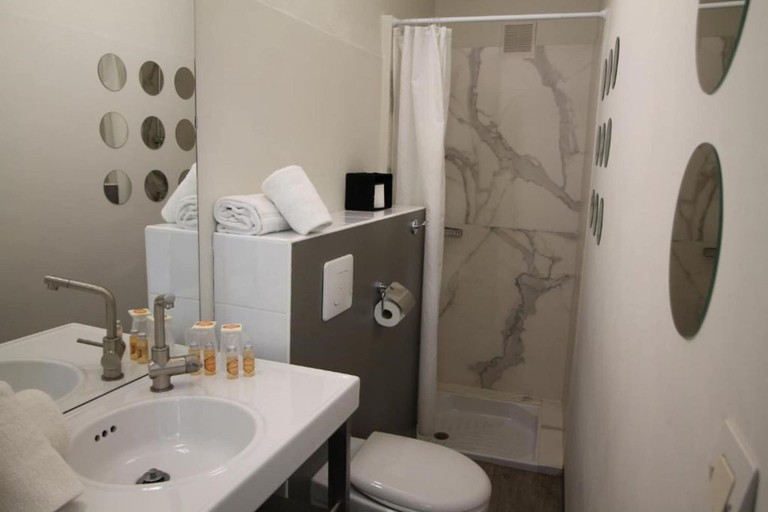Bathroom 4, Regina Hotel, Vaucluse
