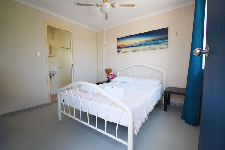 Bedroom 2, Caloundra Backpackers - Hostel, Caloundra - Caloundra S.