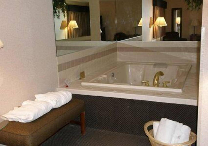 Bathroom 4, Comfort Inn Weirton - Steubenville, Brooke