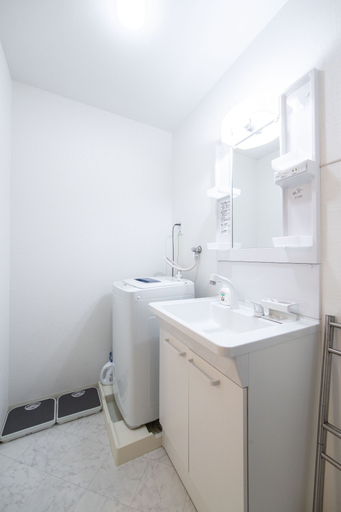 Bathroom 3, Bar Hostel Shikanzima, Osaka