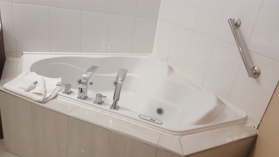 Bathroom 4, Sunrise Motel, Division No. 6
