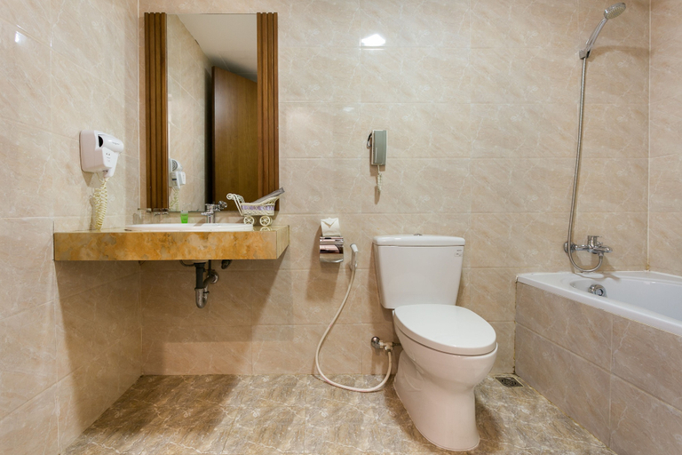 Bathroom 4, Centre Hotel, Da Nang