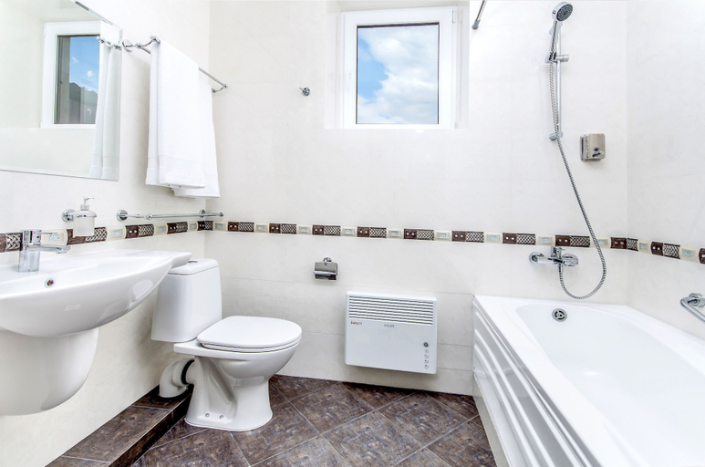 Bathroom 4, Park Lane Hotel