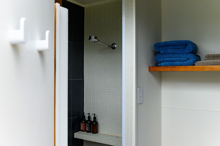 Bathroom 5, Wilson Island, Calliope - Pt B