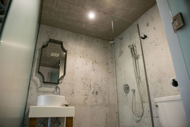 Bathroom 5, Numero Uno Beach House