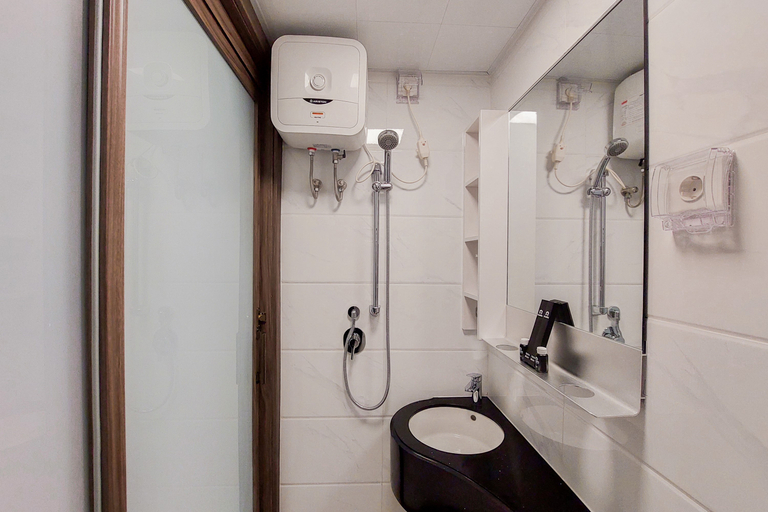 Bathroom 5, Nice and Warm Studio at Sky House BSD Apartment By Travelio, South Tangerang