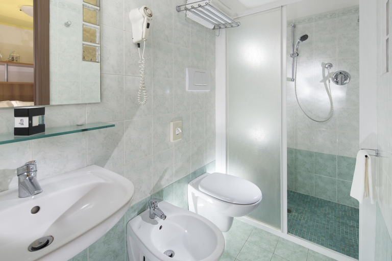 Bathroom 4, Hotel Buonafortuna, Rimini