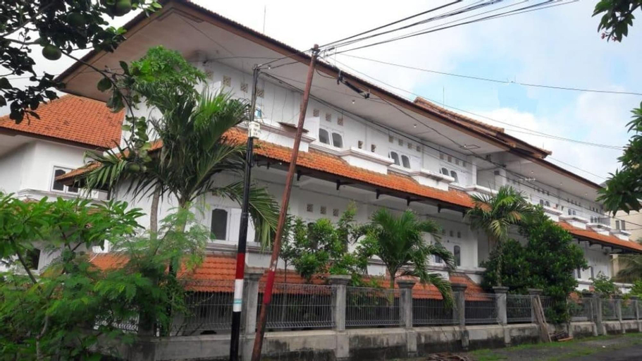 Exterior & Views 27