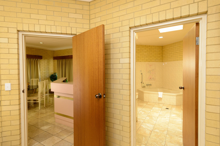 Bathroom 4, Bundaberg International Motor Inn, Bundaberg