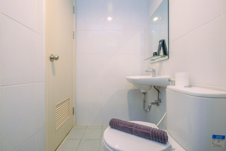 Bathroom 3, Modern and Compact Studio at Patraland Urbano Apartment, Bekasi