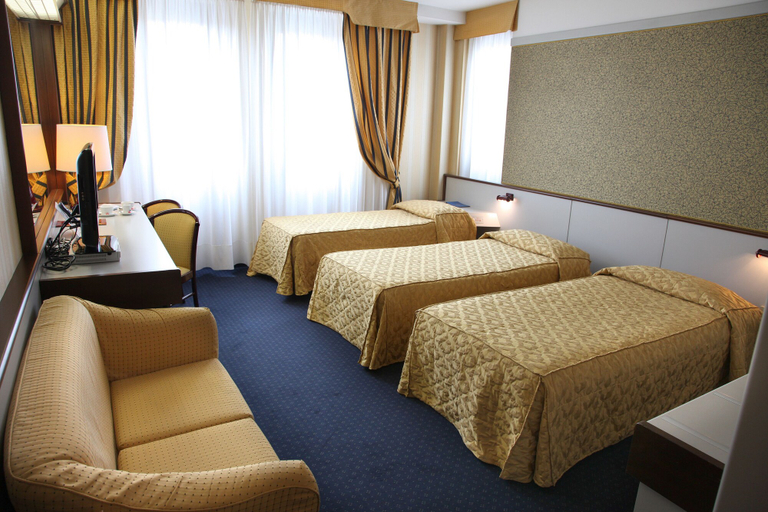 Bedroom 2, Hotel Maxim, Verona
