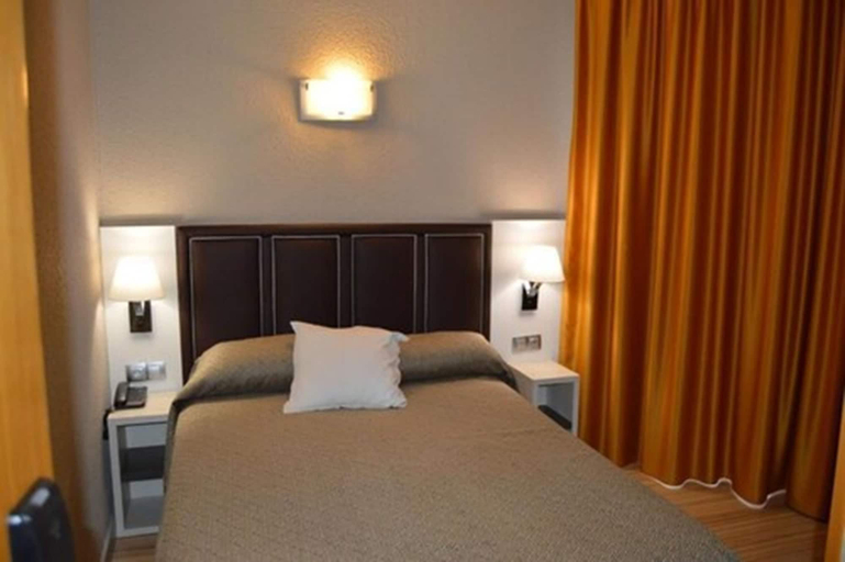 Bedroom 4, Hotel Ciutadella, Girona