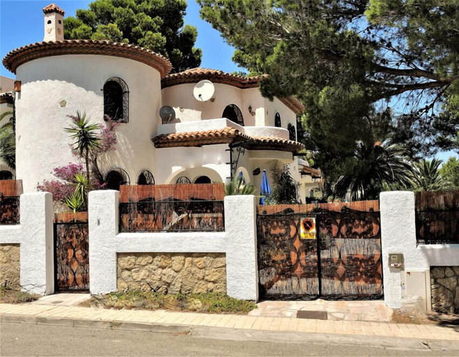 Exterior & Views
