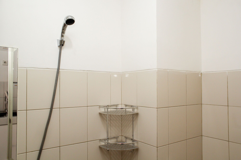 Bathroom 5, Chic and Cozy Studio at Riverview Jababeka Apartment, Cikarang