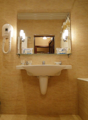 Bathroom 5, Brigantine Hotel, Water body