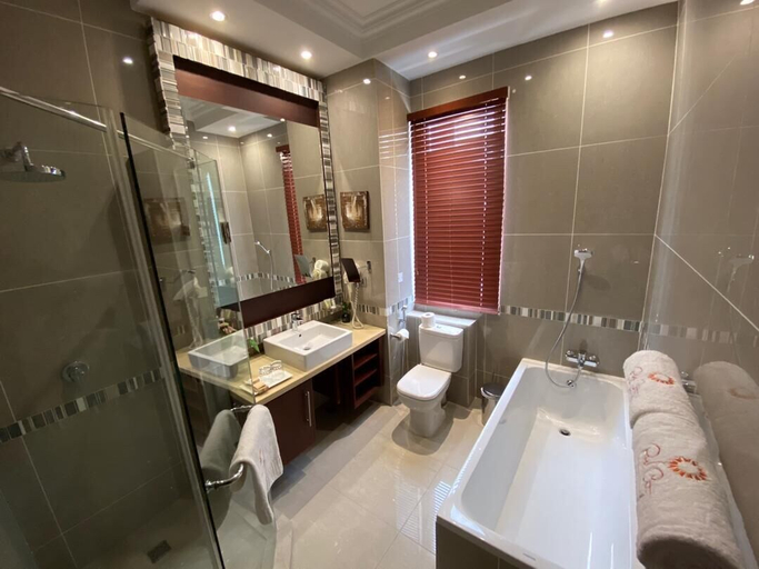 Bathroom 4, Rock City Hotel, Kwahu South