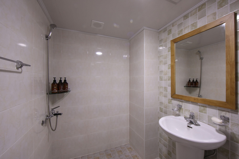 Bathroom 4, Dorcas Tourist Hostel, Tongyeong