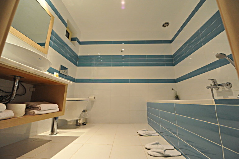 Bathroom 4, Belvedere Hotel, Peloponnese