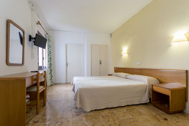Bedroom 3, Hotel Figueretes, Baleares