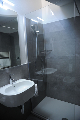 Bathroom 4, Astoria, Ravenna