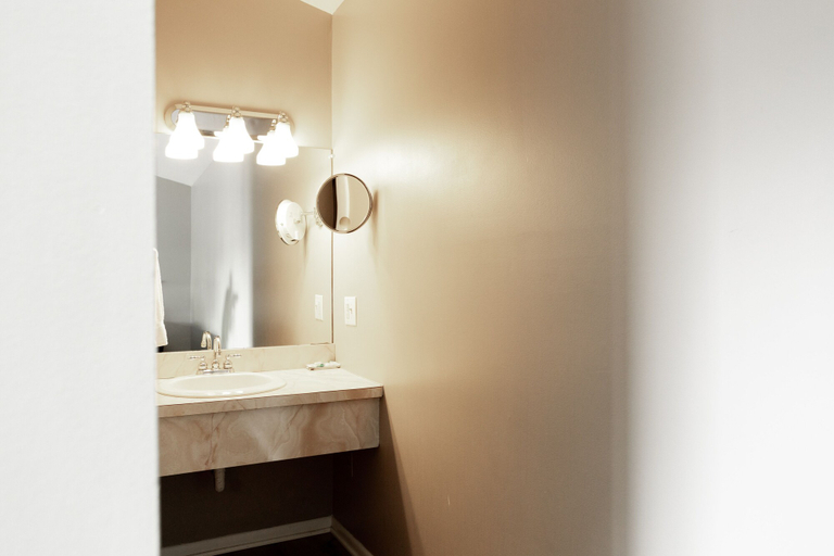 Bathroom 4, Admiral Motel, Warren