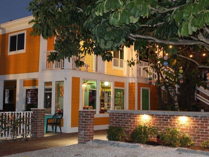 Exterior & Views, Mojoe s Villa 2 - Steps From the Beach, Lee