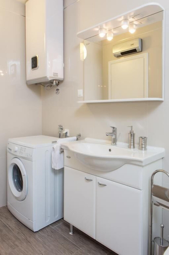 Bathroom 4, Nila's Place, Dubrovnik