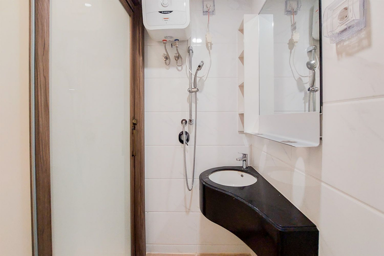 Bathroom 5, Lavish Designed Studio at Sky House BSD Apartment By Travelio, South Tangerang