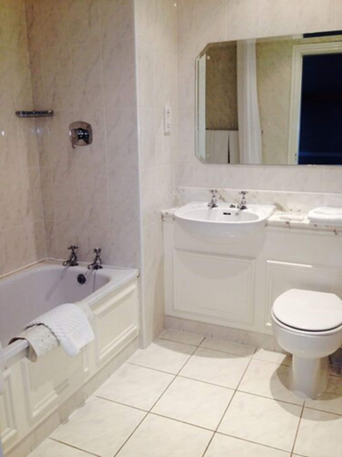 Bathroom 4, Benners Hotel