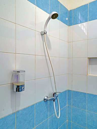 Bathroom 4, OYO 91329 Guest House Le-banon Syariah, Garut