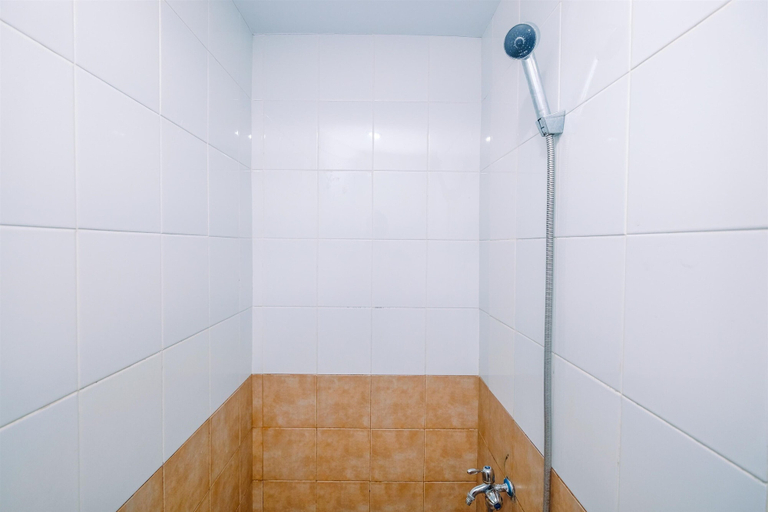 Bathroom 5, Comfort 1BR with Study Room Green Pramuka Apartment, Jakarta Pusat
