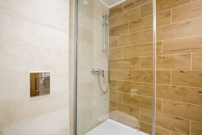 Bathroom 3, Etno Naselje Vrdnička Kula, Irig