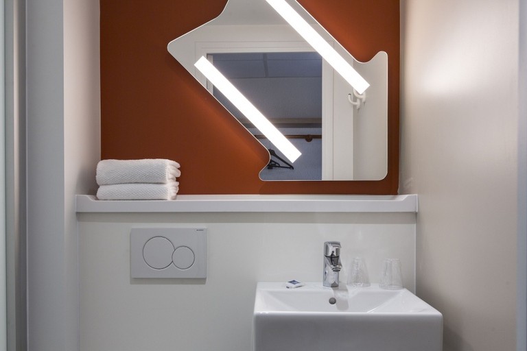Bathroom 5, Ibis budget Senlis, Oise