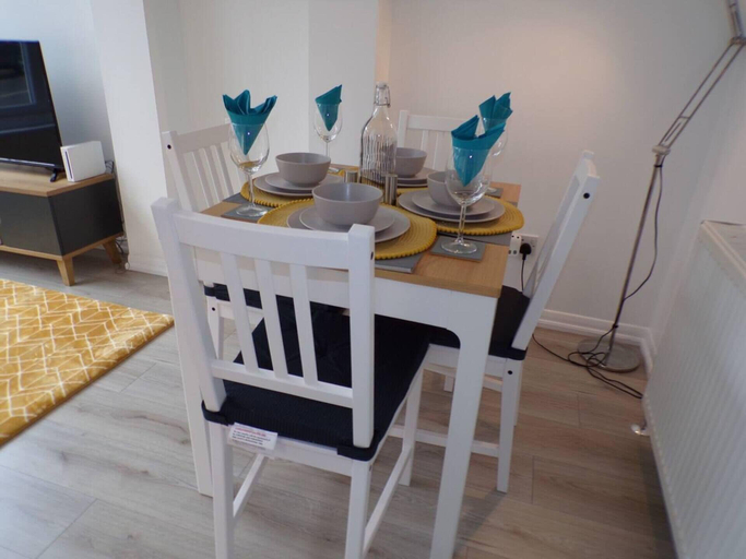 Others 4, Inviting 3-bed Apartment in Southend-on-sea, Southend-on-Sea