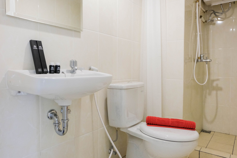 Bathroom 5, Comfortable 2BR Apartment Serpong M-Town Residence By Travelio, Tangerang