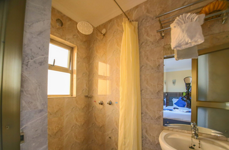 Bathroom 3, Buraha Zenoni Hotel and Resort, Gilgil