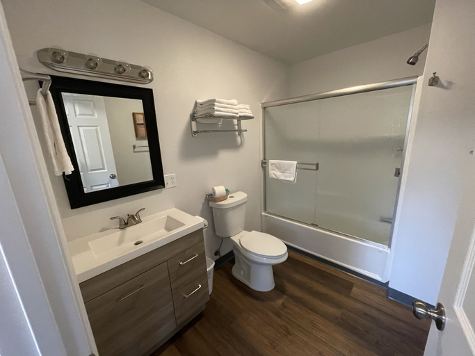 Bathroom 3, Riverfront Lodging, Jackson