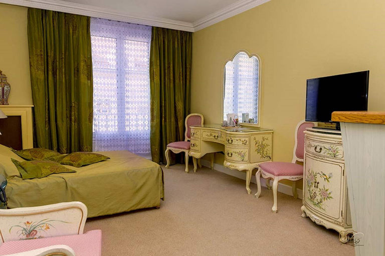 Bedroom 5, Hotel de la Cloche, Marne