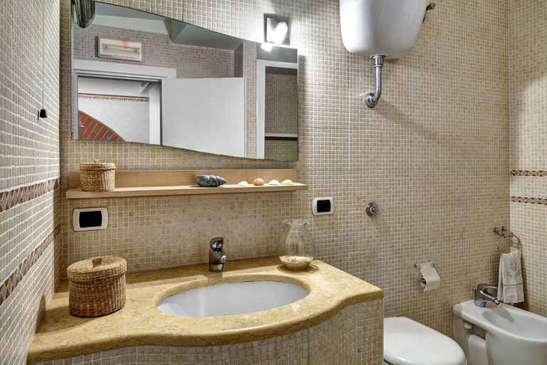 Bathroom 4, 49 Little House, Napoli