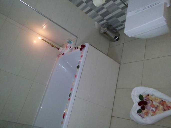 Bathroom 5, Rym el Djamil Hotel, Annaba
