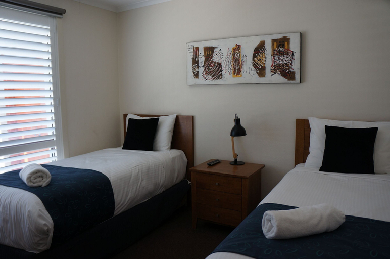 Bedroom 2, Waves Motel and Apartments, Warrnambool