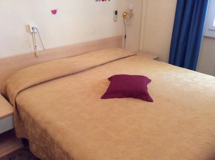 Bedroom 4, Albergo Solana, Savona
