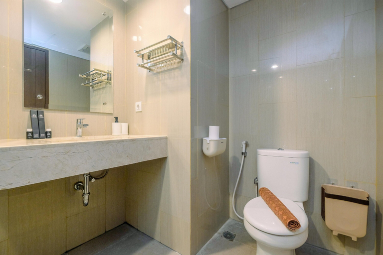 Bathroom 5, Brand New Studio Apartment at H Residence By Travelio, Jakarta Timur