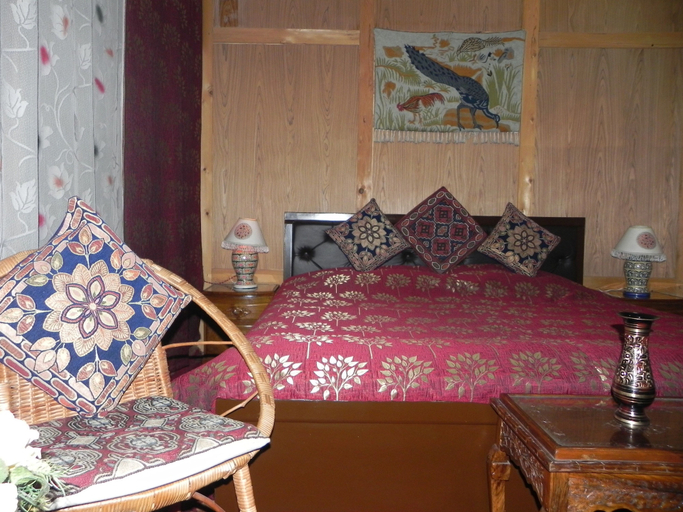 Bedroom 4, Shabrose Heritage Houseboats, Srinagar